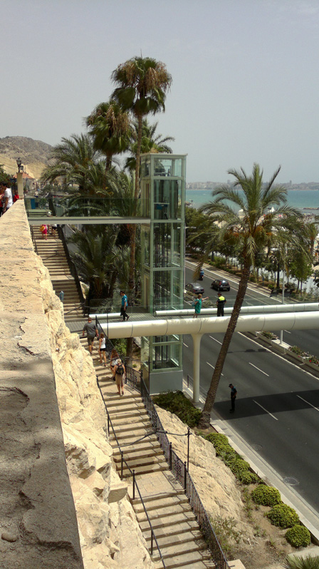 Ascensor complementario de la pasarela del Postiguet.